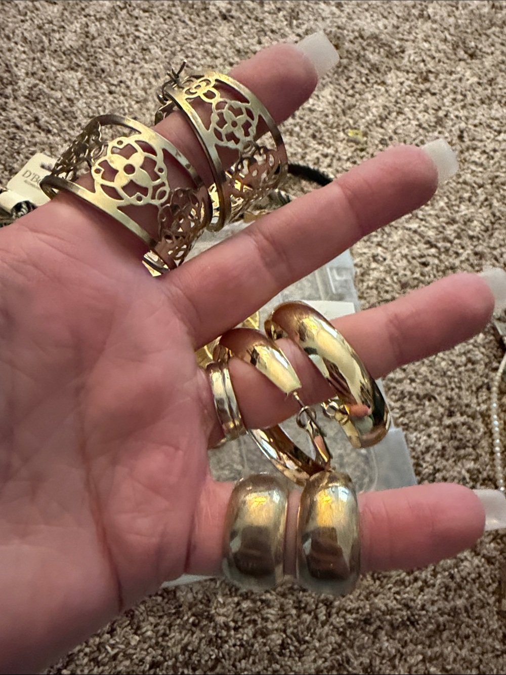 Lot of Gold Tone Jewelry - Picture 9 of 15